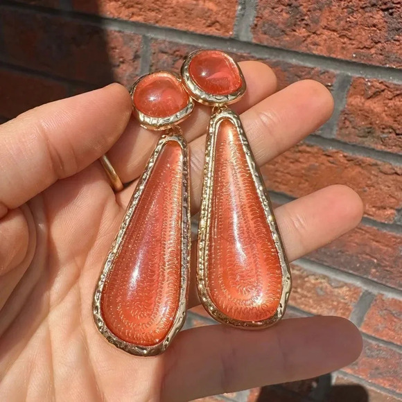 Selena Gomez Gold Champagne Resin Earrings - Picture 6 of 7